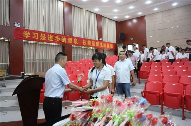 院长大大亲自送花花、送礼物