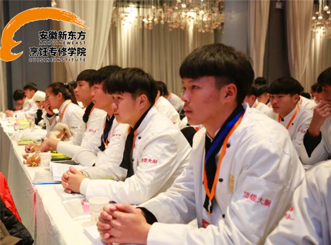 现场同学们听得十分认真