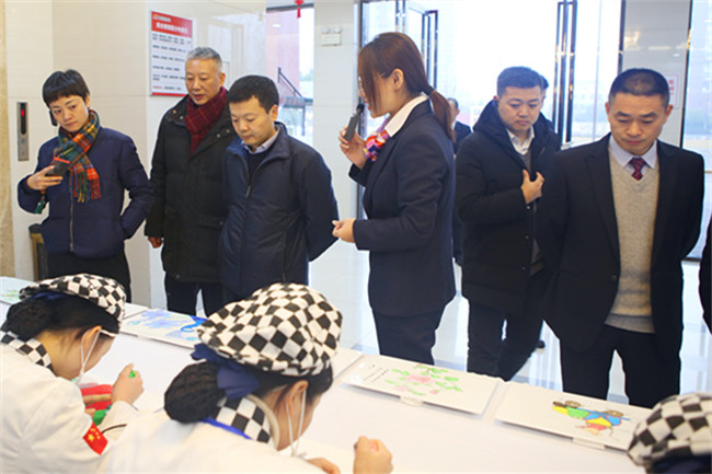 西点学子制作面塑作品欢迎领导到来