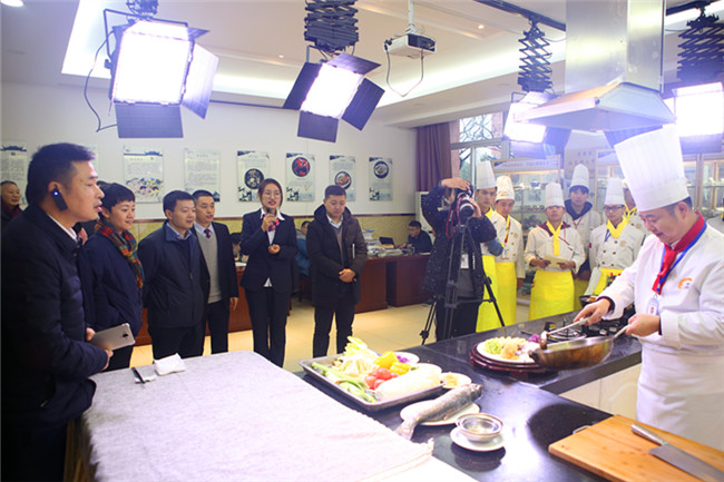 观摩大师制作“新京酱肉丝”